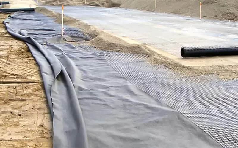 Jaką geowłókninę pod podjazd wybrać, aby uniknąć problemów?