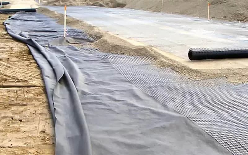 Jaką geowłókninę pod podjazd wybrać, aby uniknąć problemów?