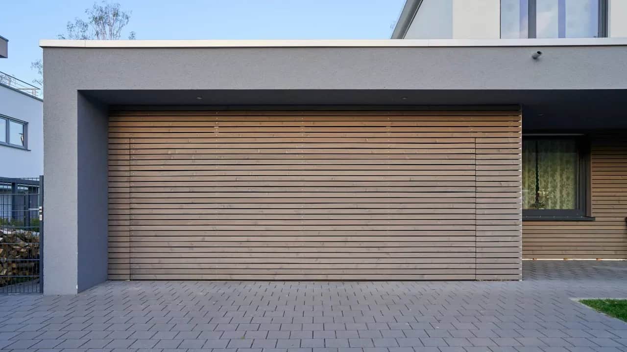 Ile kosztuje brama garażowa z montażem? Poznaj ukryte koszty i opcje