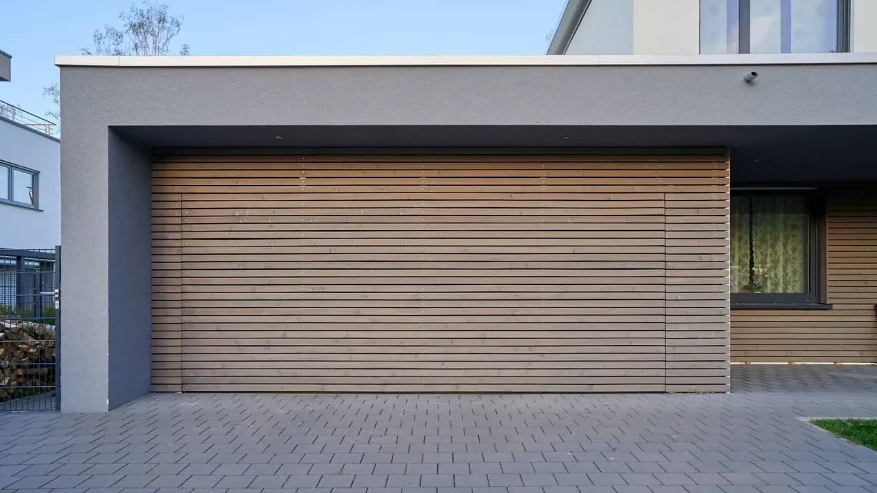 Ile kosztuje brama garażowa z montażem? Poznaj ukryte koszty i opcje