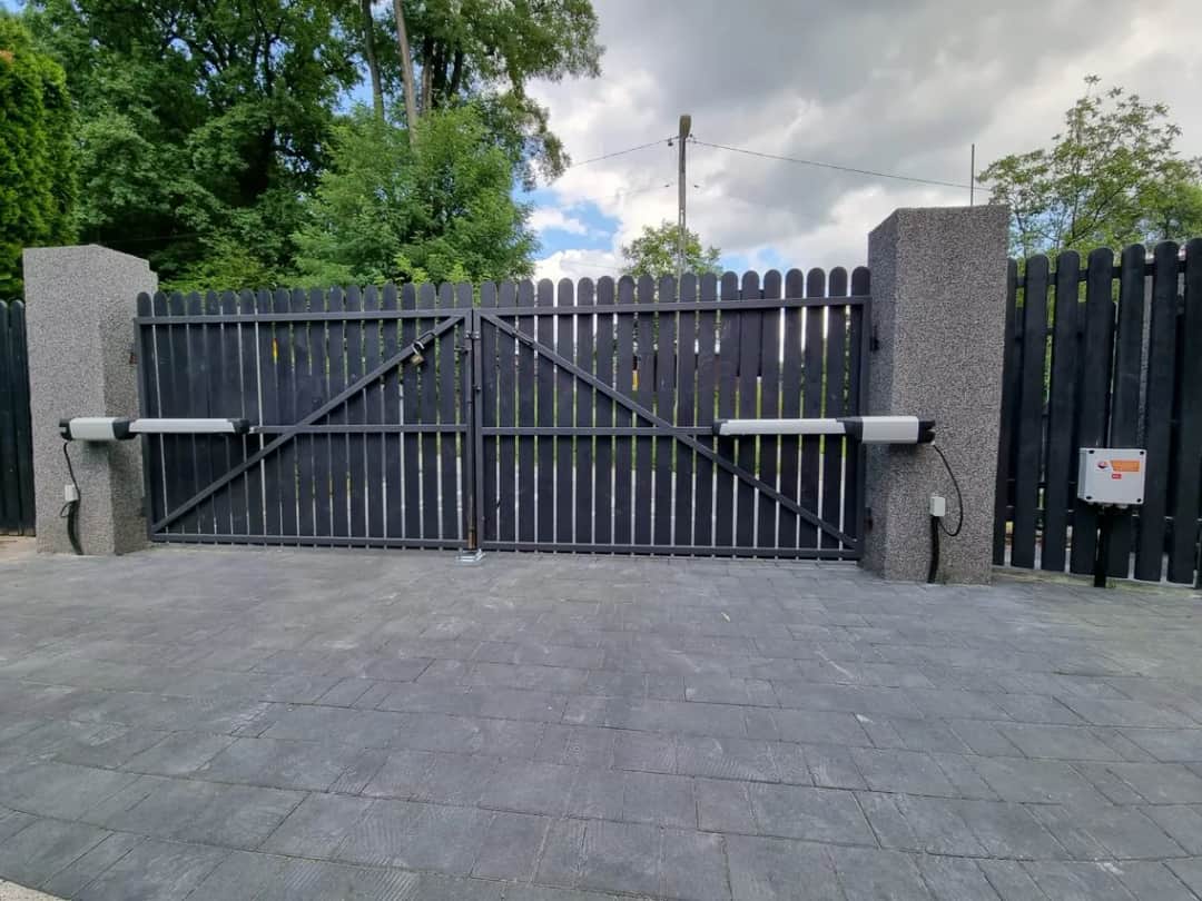 Jak zamontować siłownik do bramy – uniknij najczęstszych błędów