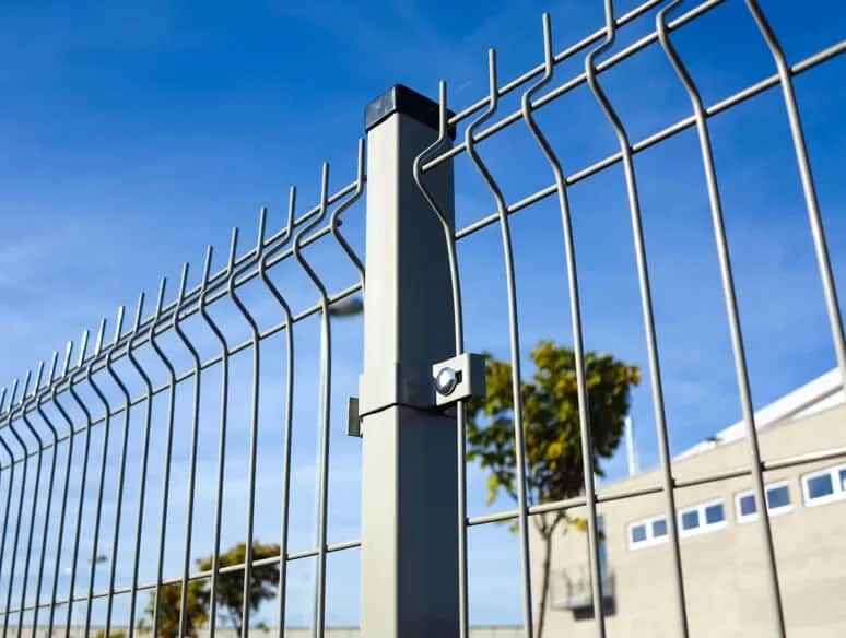 Ile kosztuje robocizna ogrodzenia panelowego? Sprawdź ceny i oszczędności