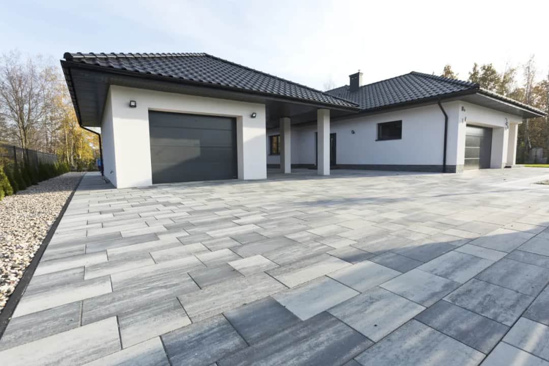 Jakie płytki na podjazd wybrać, by uniknąć kosztownych błędów?