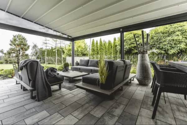 Czym zadaszyć taras drewniany? Odkryj najlepsze materiały i rozwiązania