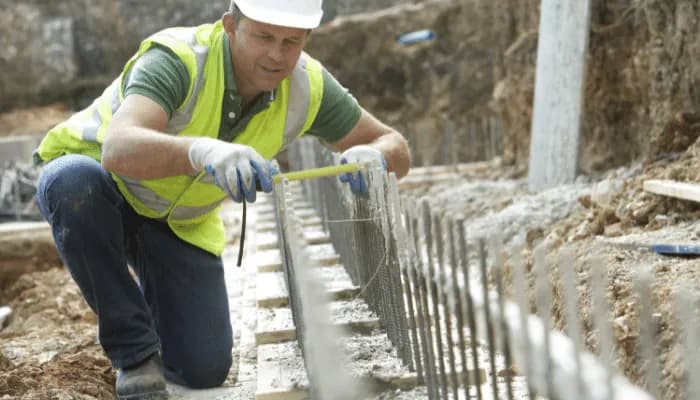 Jaki beton na fundament ogrodzenia? Wybierz najlepszy materiał!